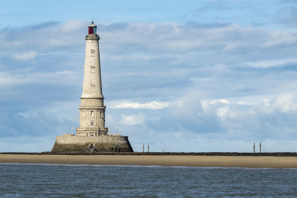 France, Gironde (33), le Verdon-sur-Mer, plateau rocheux de Cordouan à marée basse, phare de Cordouan, classé Patrimoine Mondial de l'UNESCO