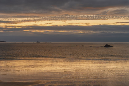 France, Ille-et-Vilaine (35), Côte d'Emeraude, Saint-Malo, plage du Mihinic au crépuscule