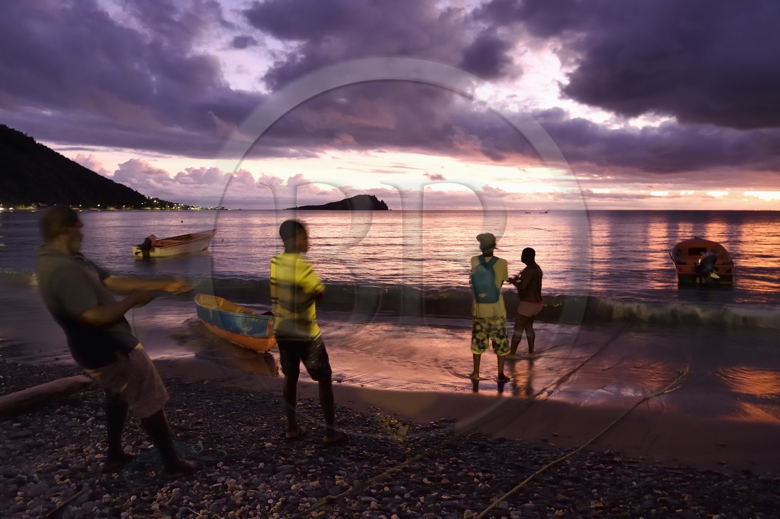 Caraïbes, Ile de la Dominique, baie de Soufrière, le village de Soufrière, pêche au filet en bordure de plage à la tombée de la nuit