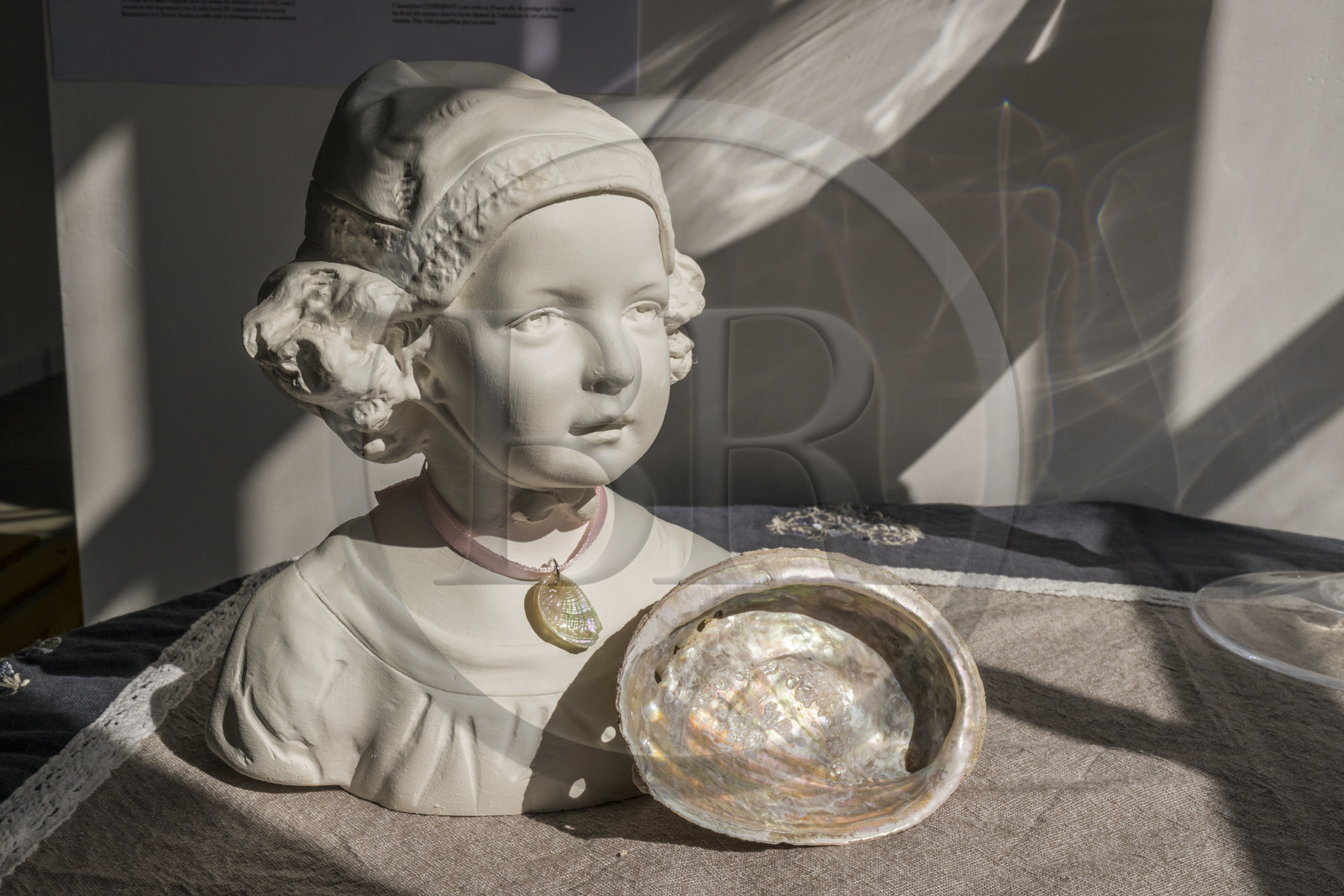 France, Côtes-d'Armor (22), Tréguier, coquille d'ormeau dans l'atelier de création Ys Paris