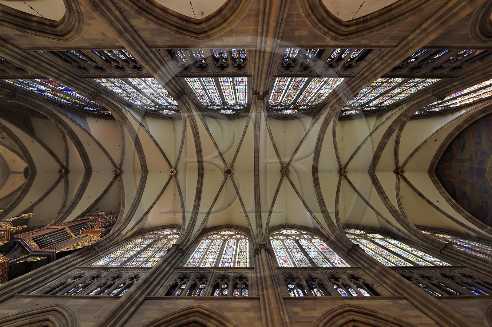 France, Bas-Rhin (67), Strasbourg, vieille ville classée au Patrimoine Mondial de l'UNESCO, la cathédrale Notre-Dame, le plafond de la nef gothique
