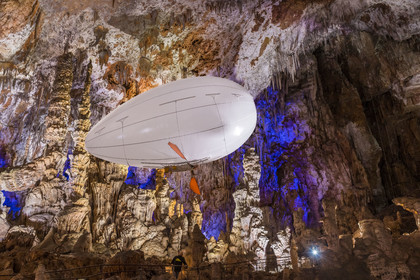France, Gard (30), Méjannes-le-Clap, grotte de La Salamandre, découverte de la grotte en Aéroplume®, un ballon dirigeable individuel gonflé à l'hélium qui permet de s'envoler en battant des ailes