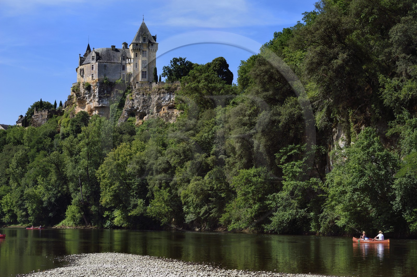 France, Dordogne (24), Périgord Noir, vallée de la Dordogne, Vitrac, chateau de Montfort, descente de la Dordogne en canoé-kayak