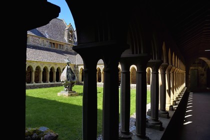 United Kingdom, Scotland, Highland, Inner Hebrides, Isle of Iona facing the Isle of Mull, Iona abbey founded by Saint Columba in the 6th century, the cloister