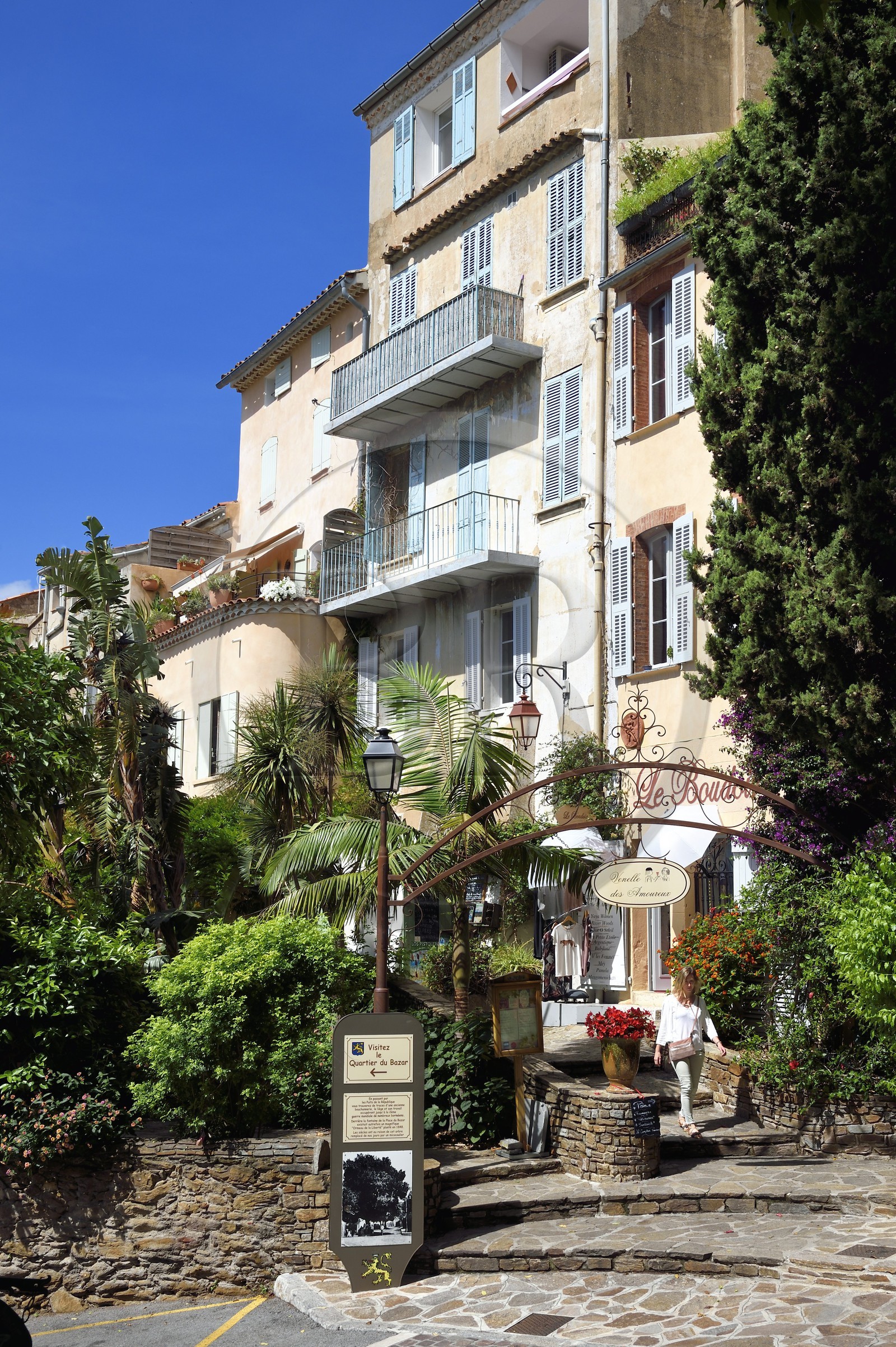 France, Var (83), Bormes-les-Mimosas, rue Jean Aicard, ruelle des amoureux