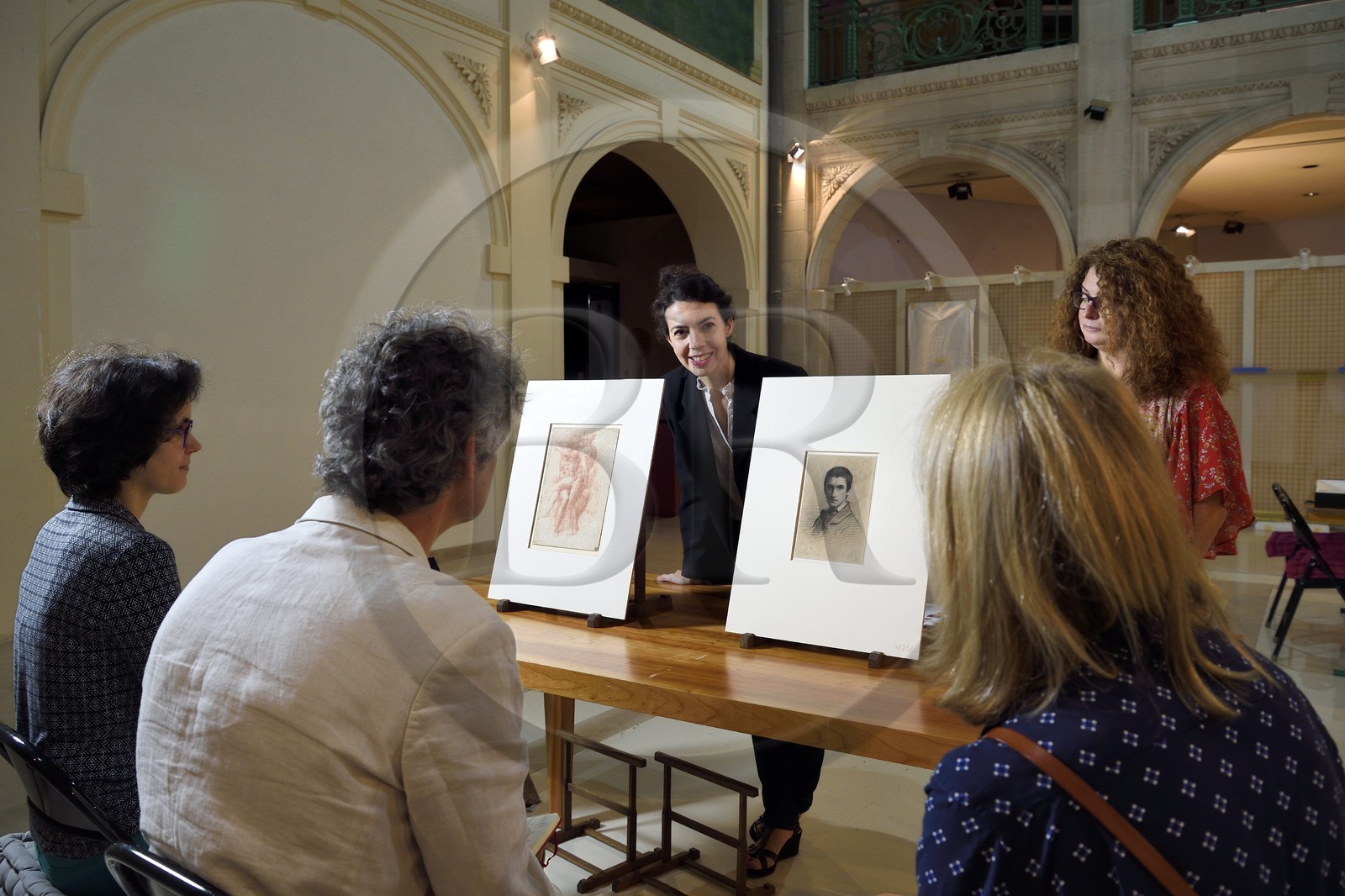 France, Pyrénées-Atlantiques (64), Pays-Basque, Bayonne, musée Bonnat-Helleu, musée des Beaux-Arts, présentation par Marie Clarac du dessin de Michel-Ange étude pour le groupe Adam et Eve de la chapelle Sixtine à gauche et autoportrait de Bonnat à 17 ans à droite