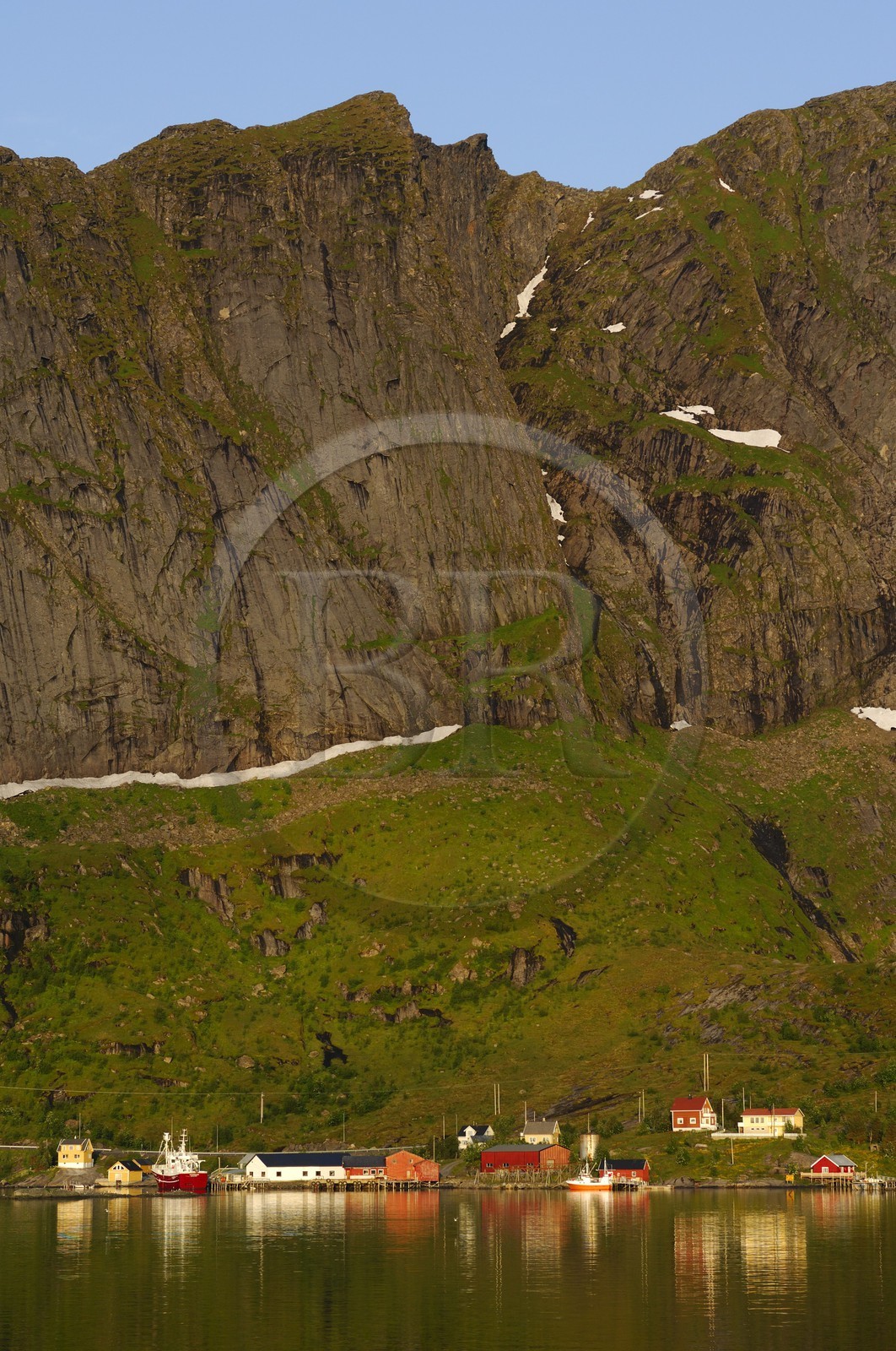 Norvège, Nordland, Iles Lofoten, Ile de Moskenes, le village de pêcheurs de Reine au soleil de minuit