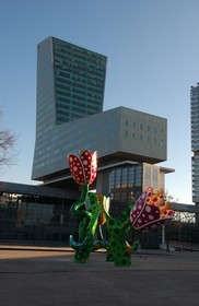 France, Nord (59), Lille, quartier Euralille, Esplanade François-Mitterrand, Les tulipes de Shangri-La, sculpture permanente de Yayoi Kusama
