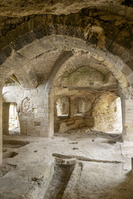 France, Gard (30), Beaucaire, abbaye troglodytique de Saint-Roman, emplacement du reliquaire (cavité au centre de la photo) dans l'ancien choeur de la chapelle souterraine