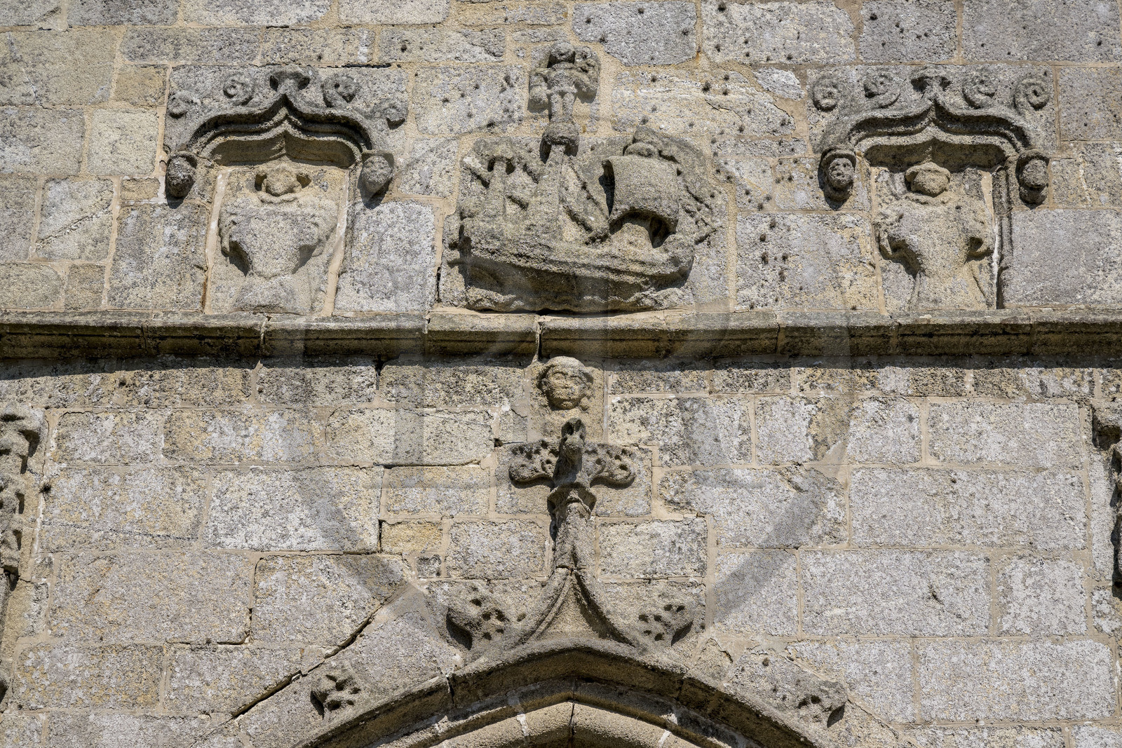 France, Finistère (29), Roscoff, l'église Notre-Dame de Croaz Batz, des caravelles sculptées au-dessus du tympan rappellent les donateurs