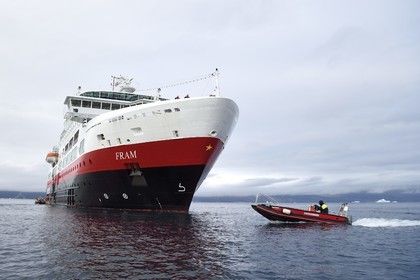 Groenland, cote ouest, le bateau de croisière MS Fram de la compagnie Hurtigruten en escale à Uummannaq