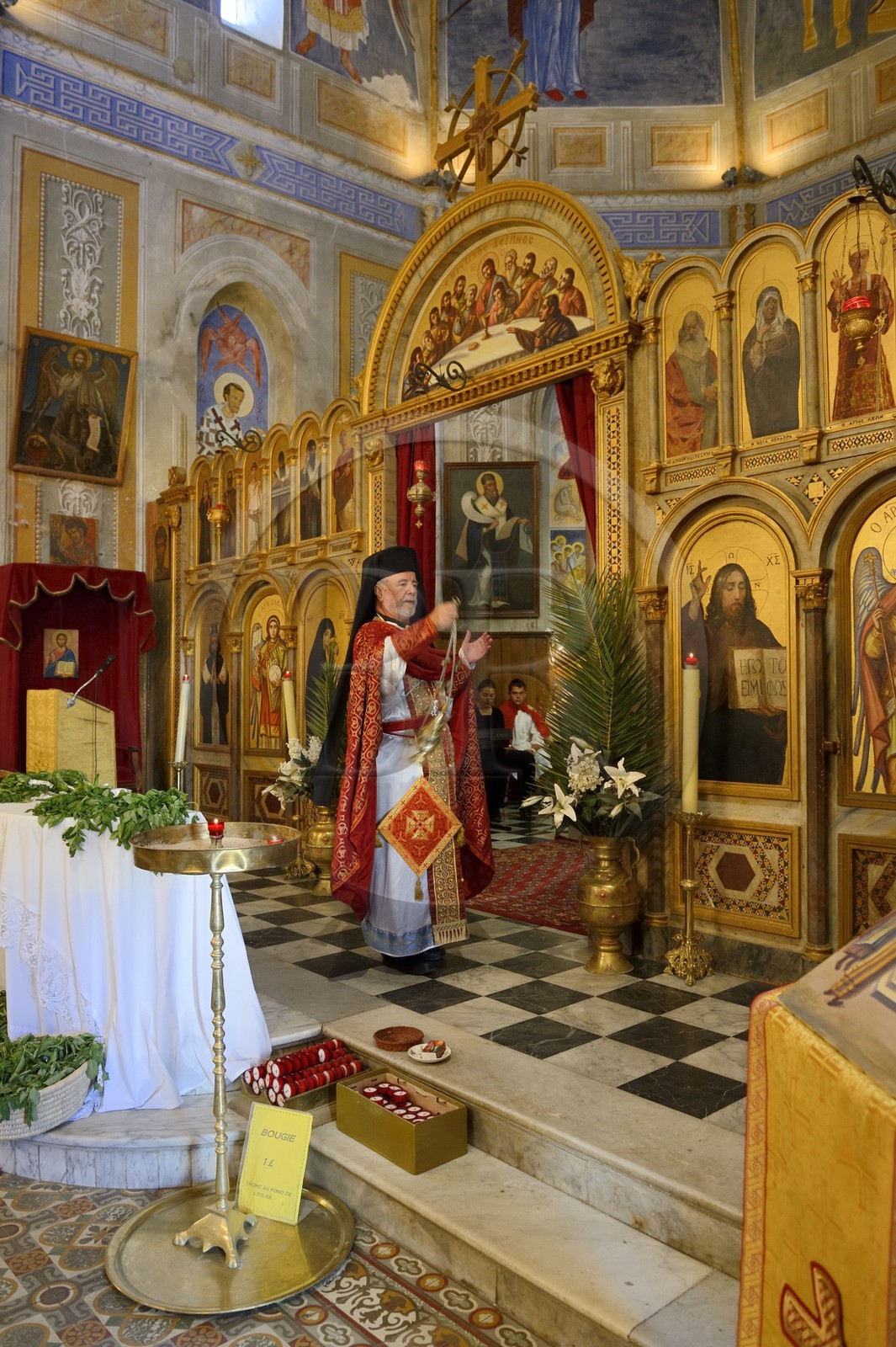 France, Corse-du-Sud (2A), Cargèse, église Saint Spyridon grecque catholique de rite oriental, messe de la fête du basilic (exaltation de la Sainte-Croix) par l’archimandrite Athanase