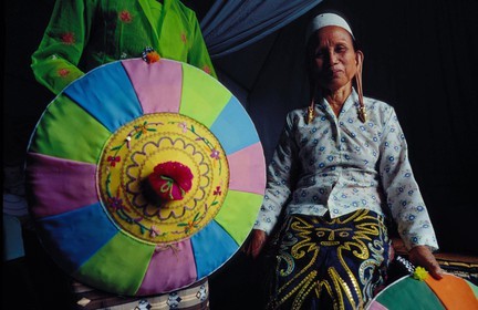 Indonésie, île de Bornéo, Kalimantan, femme en costume traditionnel dans le village Kenyah