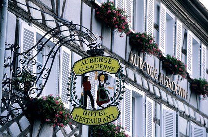 France, Haut-Rhin (68), Eguisheim, labellisé Les Plus Beaux Villages de France, enseigne d' hôtel restaurant