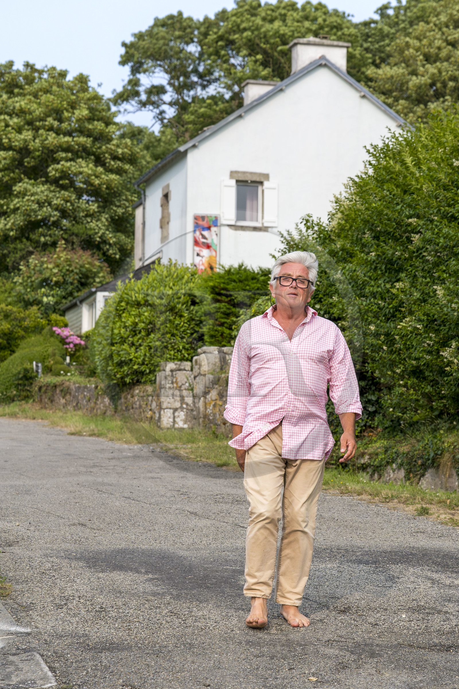 France, Finistère (29), Pays des Abers, Lannilis, l'artiste peintre Loic Madec devant son atelier de Prat-Ar-Coum en bordure de l'Aber Benoit