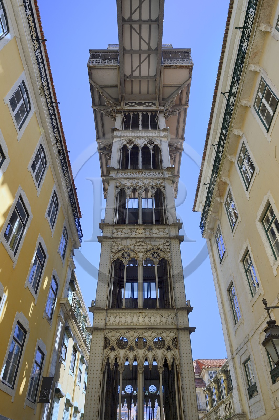 Portugal, Lisbonne, quartier de Baixa pombalin, elevador de Santa Justa, tour métallique avec ascensceur en style néogothique, construit en 1902 par Raoul Mesnier du Ponsard, étudiant de Gustave Eiffel