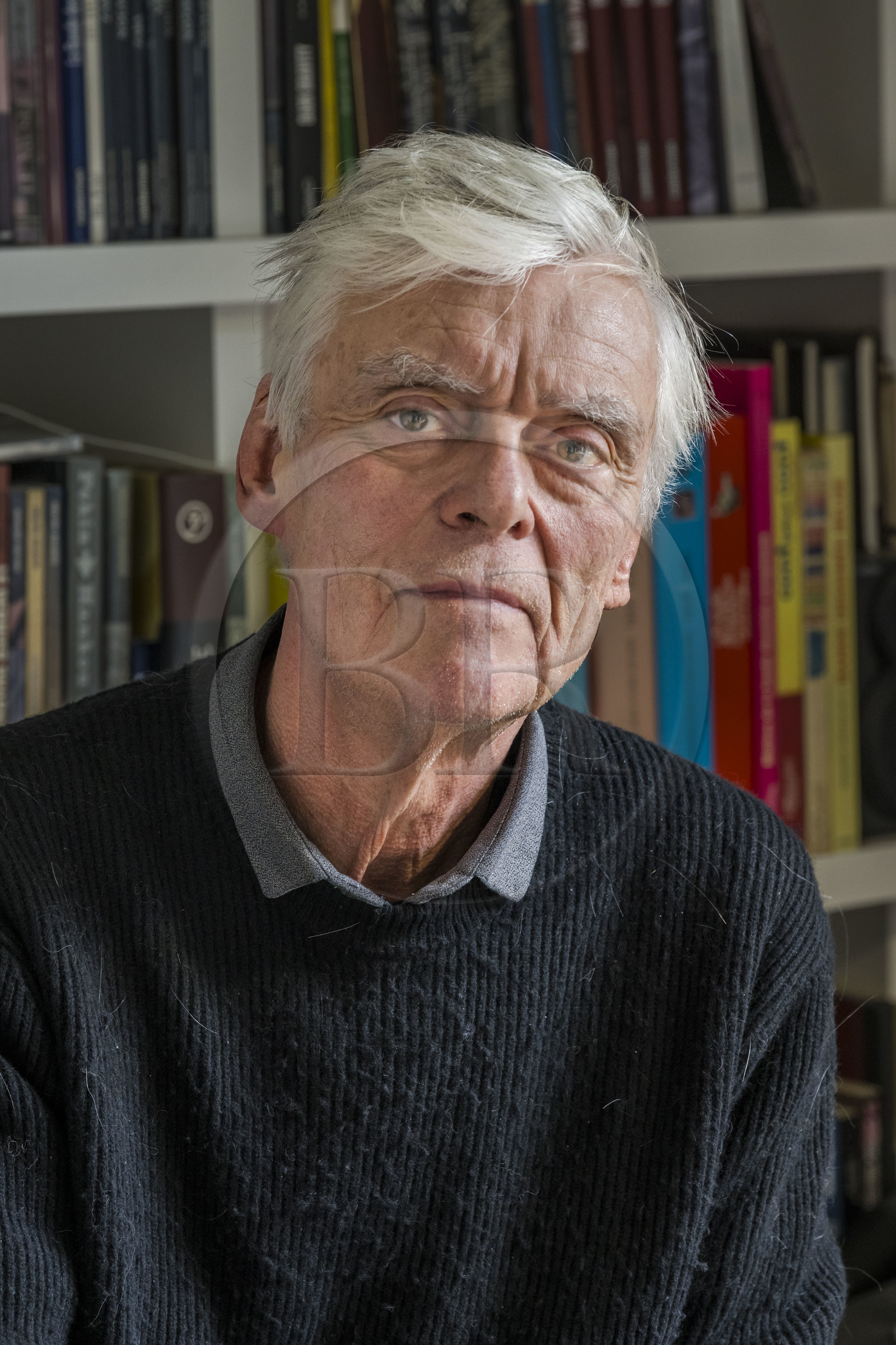 France, Paris (75), le dessinateur et auteur de bande-dessinée François Schuiten dans son atelier parisien