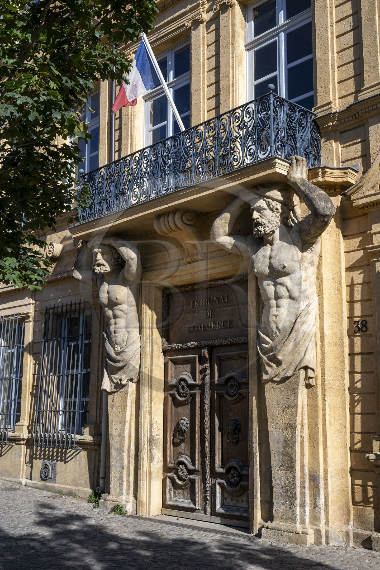 France, Bouches-du-Rhône (13), Aix en Provence, Cours Mirabeau, Hôtel Maurel de Pontevès (ou hôtel d'Espagnet) est un hôtel particulier du XVIIème siècle qui abrite actuellement le tribunal de commerce, atlantes soutenant le balcon