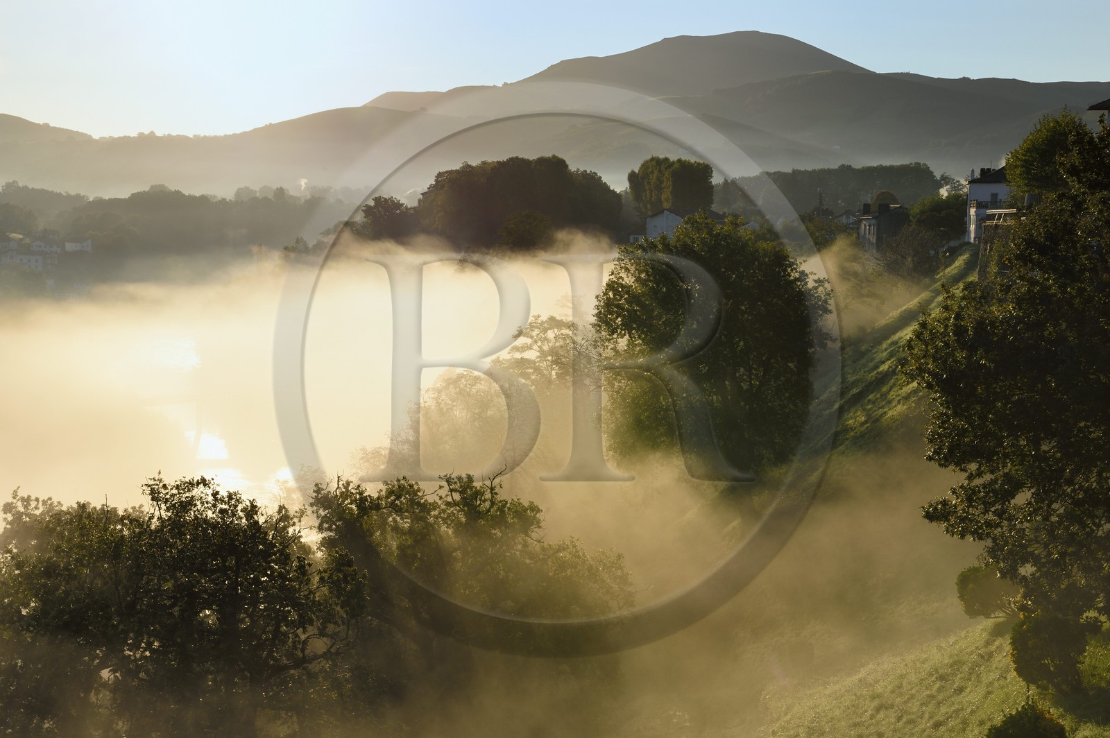 France, Pyrénées-Atlantiques (64), Pays-Basque, Cambo-les-Bains, brouillard sur la Nive au petit matin