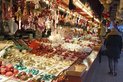 France, Bas-Rhin (67), Strasbourg, vieille ville classée au Patrimoine Mondial de l’UNESCO, vente de boules et autres décorations de Noël sur le Marché de Noel (Christkindelsmarik) de la place Broglie