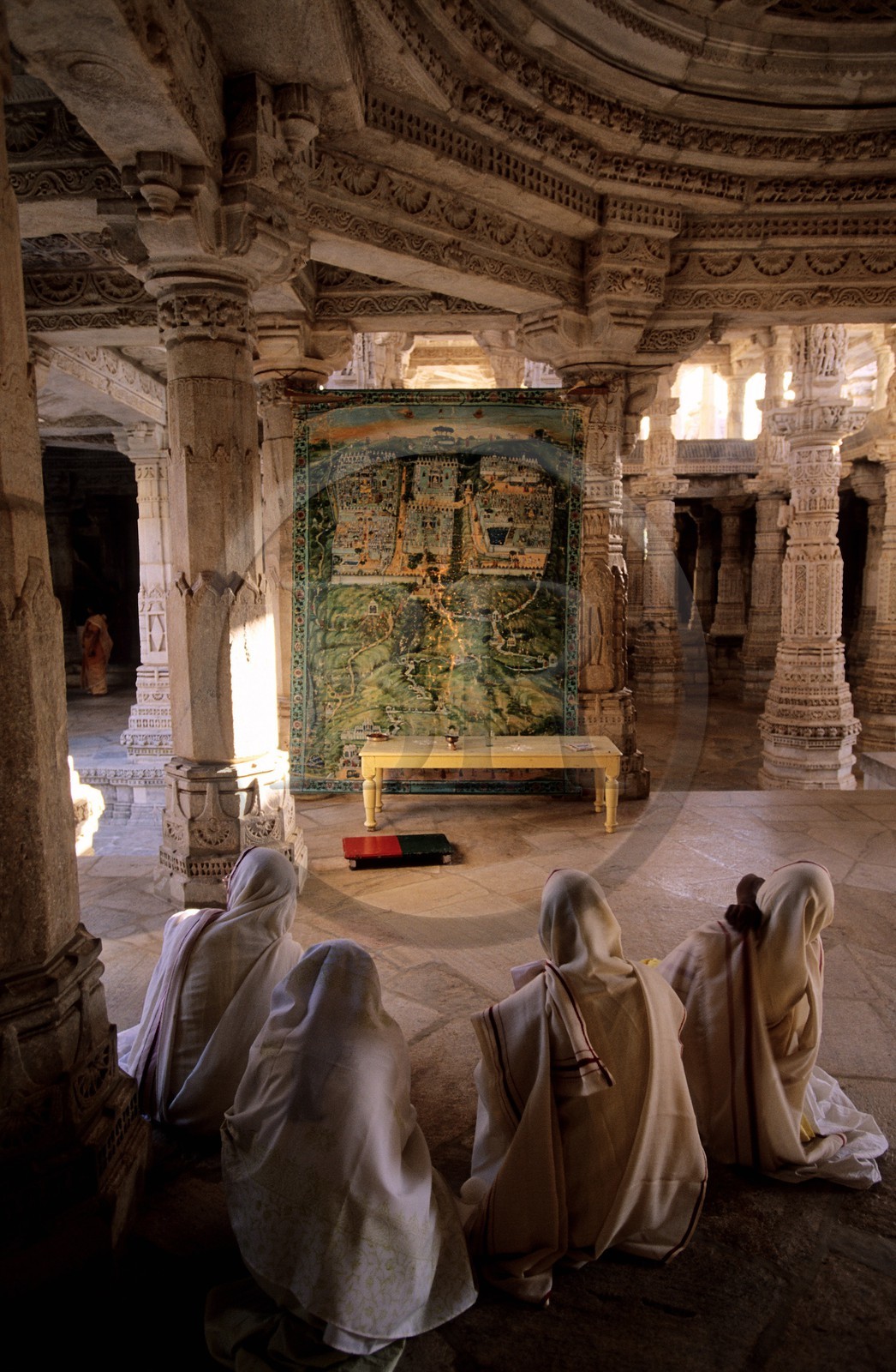 Inde, état du Rajasthan, Ranakpur, Temple jaïn d'Adinatha, Pélerins en prières