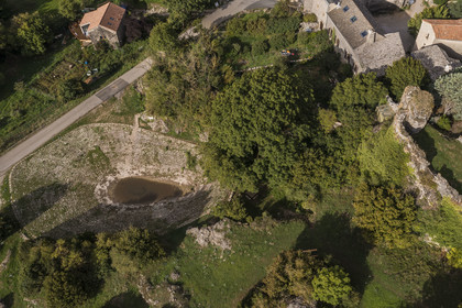 France, Aveyron (12), Causses et les Cévennes, paysage culturel de l'agro-pastoralisme méditerranéen, classés Patrimoine Mondial de l'UNESCO, La Couvertoirade, labellisé Les Plus Beaux Villages de France, village fortifié sur le plateau du Larzac, lavogne, mare aménagée sur des fonds argileux, imperméables à l’eau, souvent dallée de pierres contre le piétinement des troupeaux venant y boire (vue aérienne)
