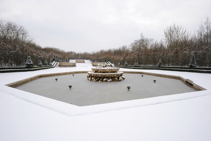 France, Yvelines (78), parc du château de Versailles sous la neige, classé Patrimoine Mondial de l'UNESCO, le Bosquet des Trois Fontaines