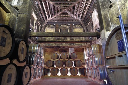 France, Calvados (14), Pays d'Auge, Le Breuil-en-Auge, Chateau du Breuil producteur de Calvados AOC Pays d’Auge, tonneaux dans les chais de vieillissement