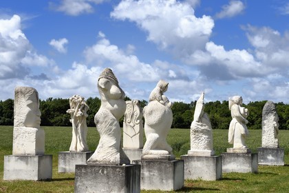 France, Charente-Maritime (17), Saintonge, Crazannes, La Pierre de Crazannes, début de l'édification dans un champ de 365 mégalithes sculptés, projet appellé la Galaxie des pierres levées