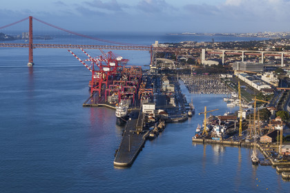 Portugal, Lisbonne, le port de Lisbonne et le Doca de Alcantara sur les rives du Tage, le Ponte 25 de Abril en arrière plan (vue aérienne)