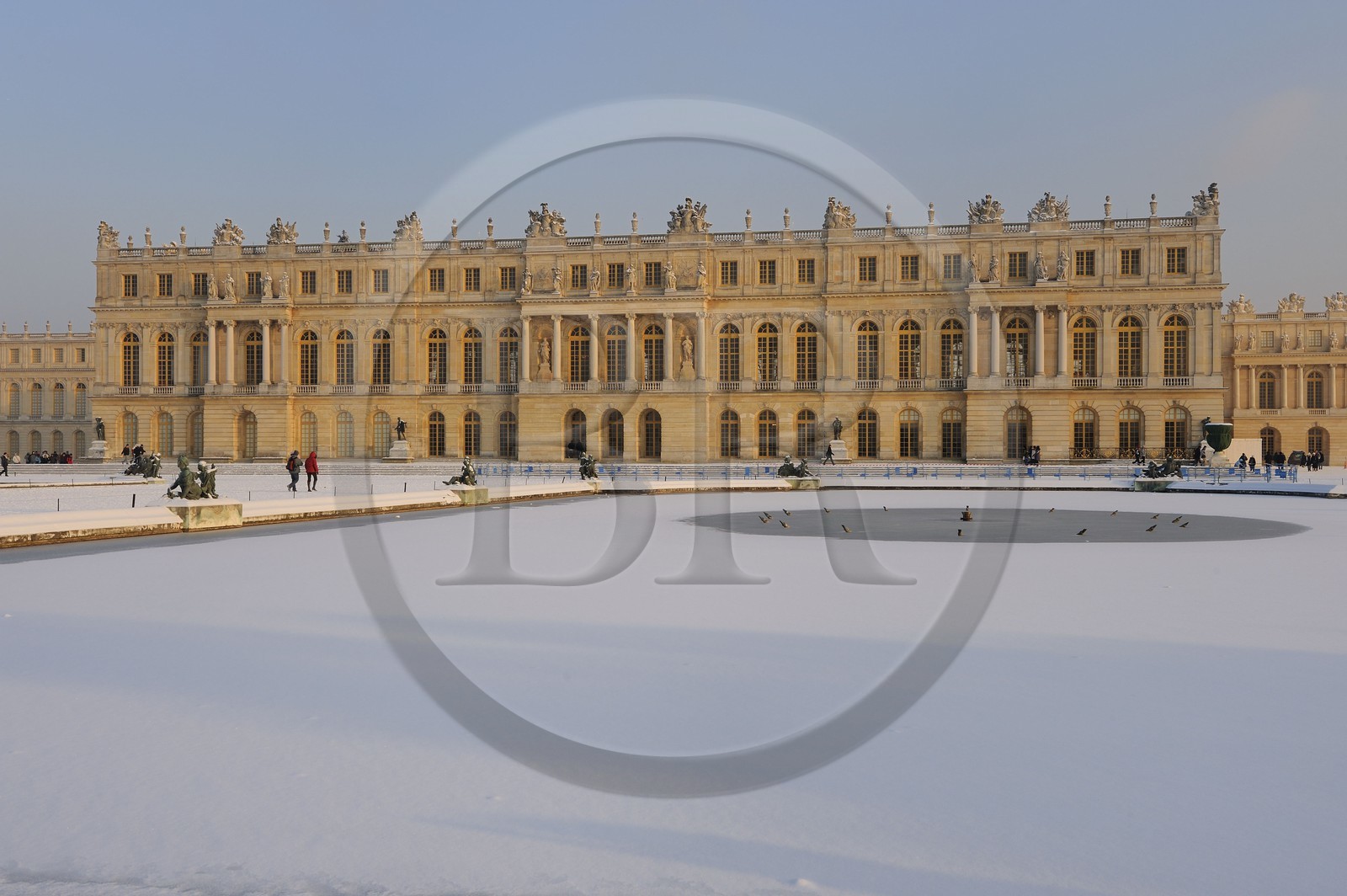France, Yvelines (78), parc du château de Versailles sous la neige, classé Patrimoine Mondial de l'UNESCO, Parterre d'eau