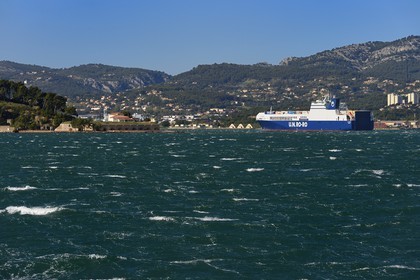 France, Var (83), la rade de Toulon, cargo transporteur de camions entre Toulon et Istanbul