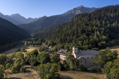 France, Hautes Alpes (05), Crots, abbaye Notre-Dame de Boscodon du XIIe siècle (vue aérienne)