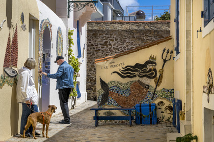 France, Vendée (85), Les-Sables-d'Olonne, quartier de l'île Penotte, ruelles piétonnes aux façades ornées de mosaïques de coquillages (avant utilisation demander l'autoristaion à L'ADAGP www.adagp.fr)