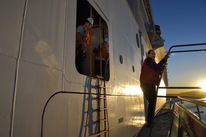 France, Bouches-du-Rhône (13), Marseille, le Pilote maritime de la Station de Pilotage de Marseille-Fos et Président du Club de la Croisière Marseille Provence Jean-François Suhas, s'apprêtant à embarquer à bord d'un bateau de croisière depuis sa pilotine