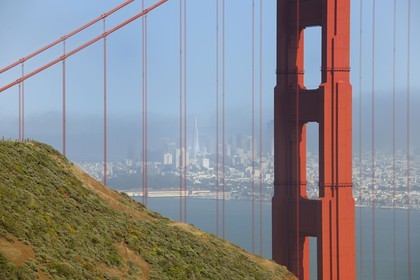 Etats-Unis, Californie, San Francisco, le pont du Golden Gate Bridge et la ville dans la brume