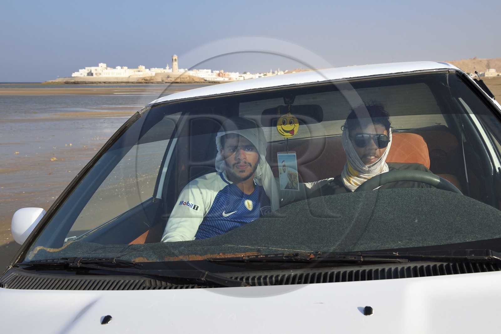 Sultanat d'Oman, gouvernorat de Ash Sharqiyah, ville et port de Sour, jeunes omanais en voiture sur la plage