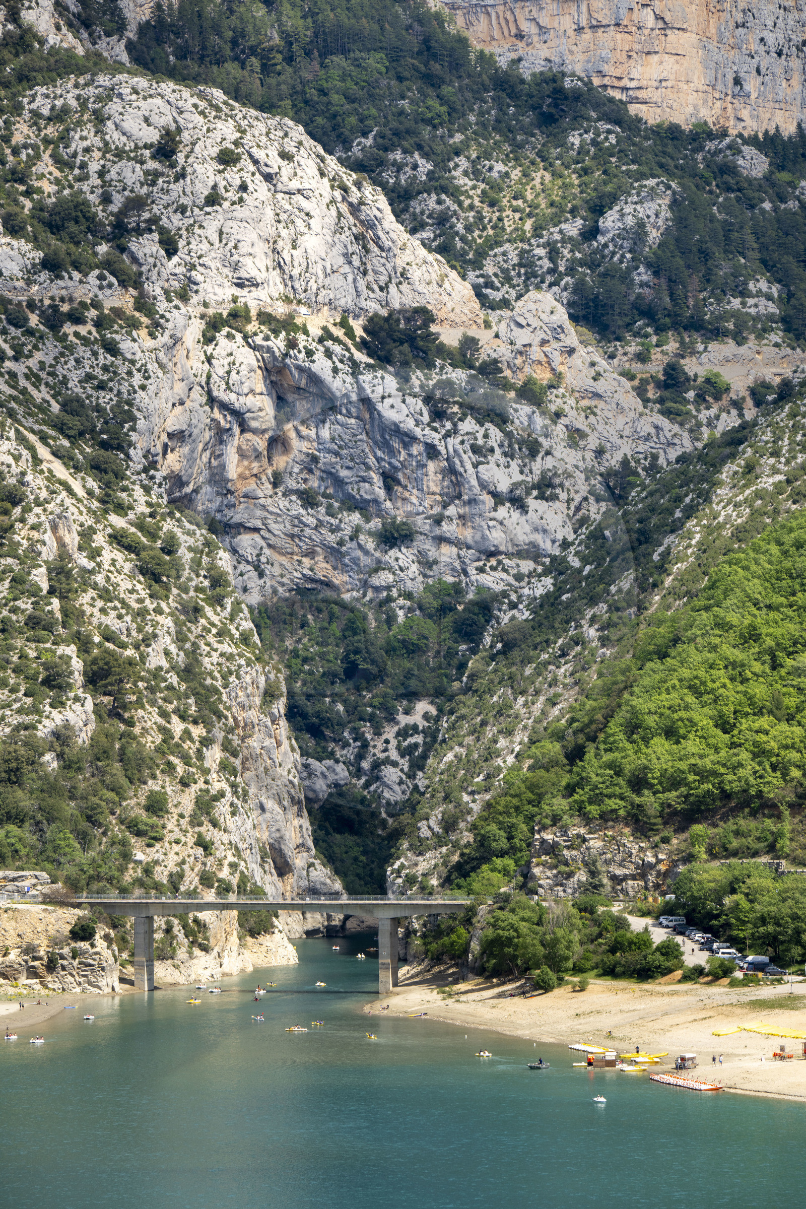 France, Alpes-de-Haute-Provence (04), parc naturel régional du Verdon, lac de Sainte-Croix et le pont de Galetas à l'entrée des Gorges du Verdon