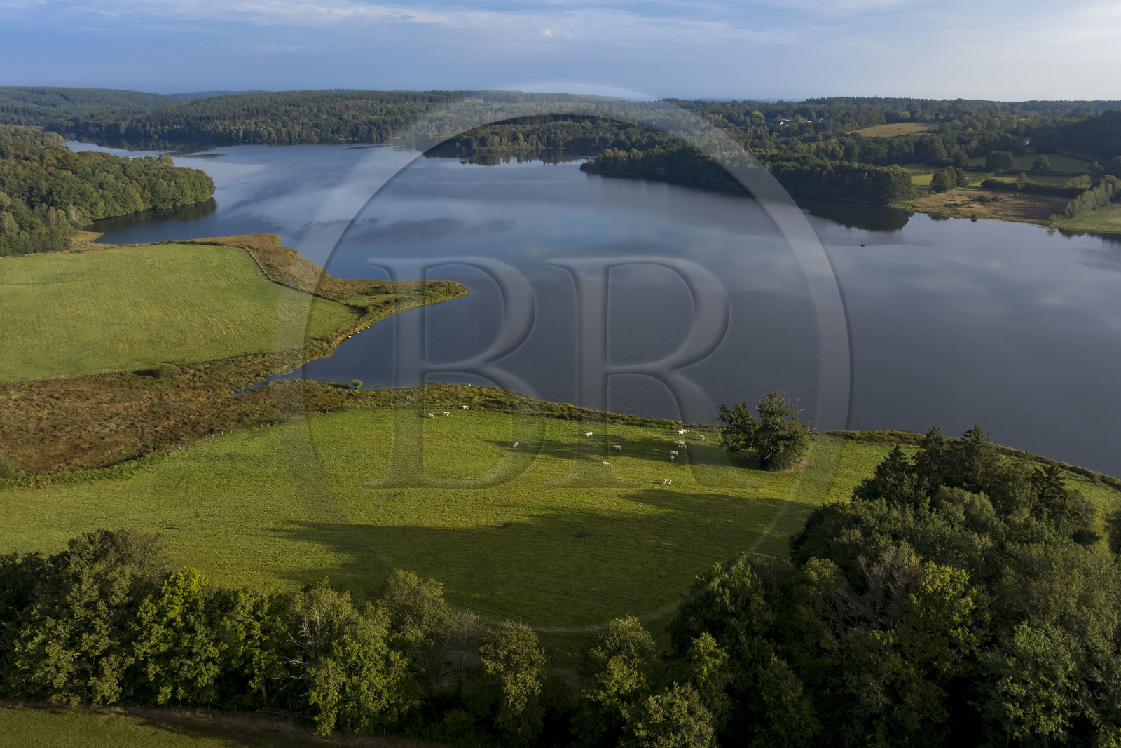 France, Nièvre (58), Parc naturel régional du Morvan, lac de Saint-Agnan (vue aérienne)