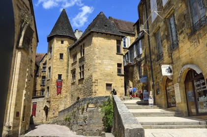 France, Dordogne (24), Périgord Noir, vallée de la Dordogne, Sarlat-la-Canéda, le Manoir de Gisson et la sculpture en bronze Le Badaud par Gérard Auliac