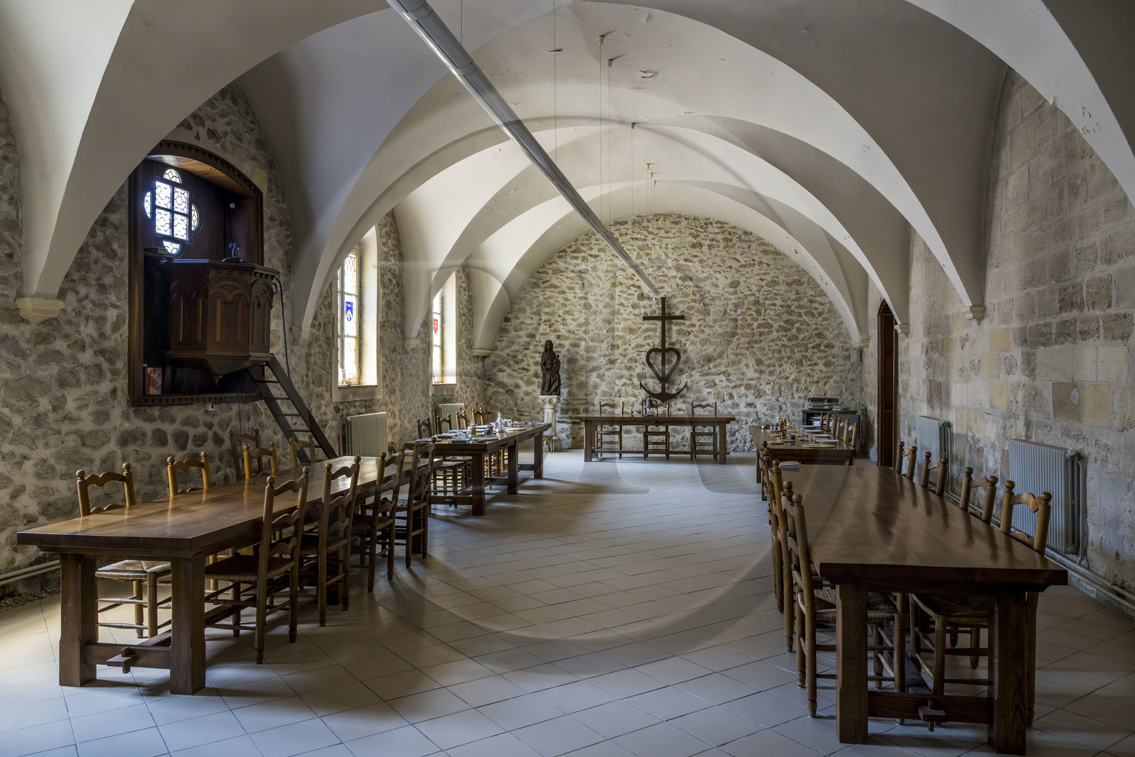 France, Bouches-du-Rhône (13), Tarascon, La Montagnette, abbaye Saint-Michel de Frigolet (XIIe siècle), le réfectoire