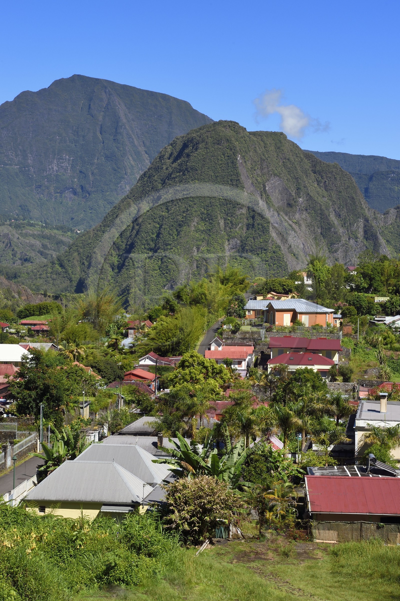 France, Ile de la Reunion, Cirque de Salazie, classé Patrimoine Mondial de l'UNESCO, Hell-Bourg, labellisé les Plus Beaux Villages de France, le Piton d'Anchaing en arrière plan