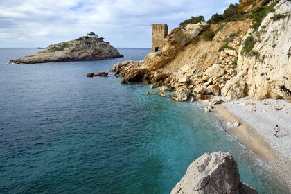France, Bouches-du-Rhône (13), Ensuès-la-Redonne vers Marseille, la Cote Bleue, randonnée de Niolon au Cap Méjean le long du Sentier des Douaniers, la petite plage et l'ile de la calanque de l'Erevine