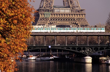 France, Paris (75), les rives de la Seine, classées Patrimoine Mondial de l'UNESCO, le métro aérien sur le pont Bir-Hakeim