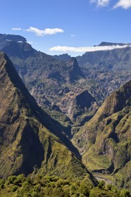 France, Ile de la Reunion, Parc National de la Réunion classé Patrimoine Mondial de l'UNESCO, La Possession, vers le village de Dos d'Ane, randonnée de la Roche Bouteille par le sentier Cap Noir, au centre l'îlet de Grand Place dans le Cirque de Mafate vu du kiosque de Cap Noir