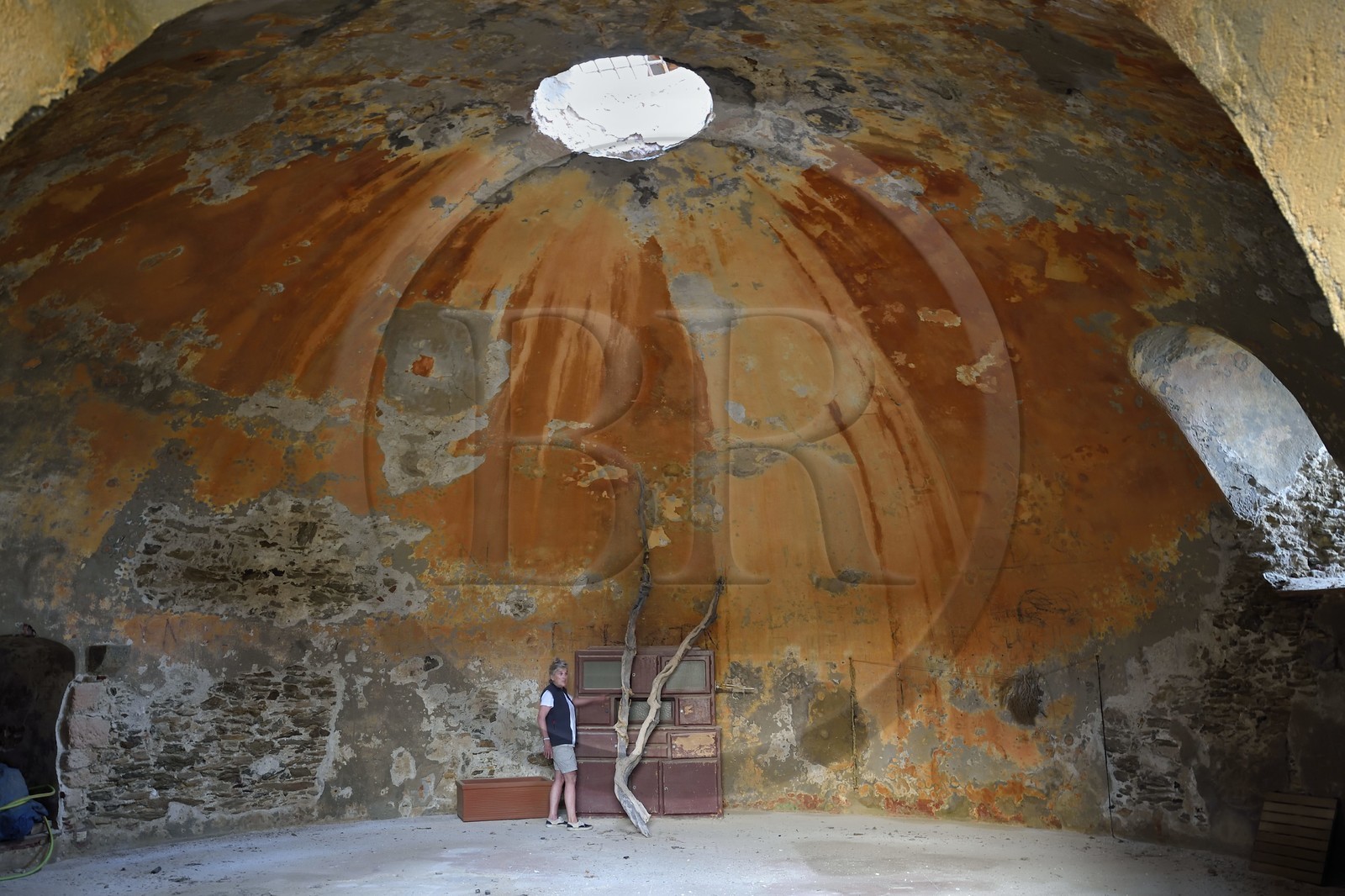 France, Var (83), Iles d'Hyères, parc national de Port Cros, Ile de Porquerolles, Edith et Marc Frilet qui réhabilitent le Fort du Petit Langoustier datant du XVIIème siècle en modèle de developpement durable, le rez-de-chaussée de la tour qui est vouté en coupole sphérique