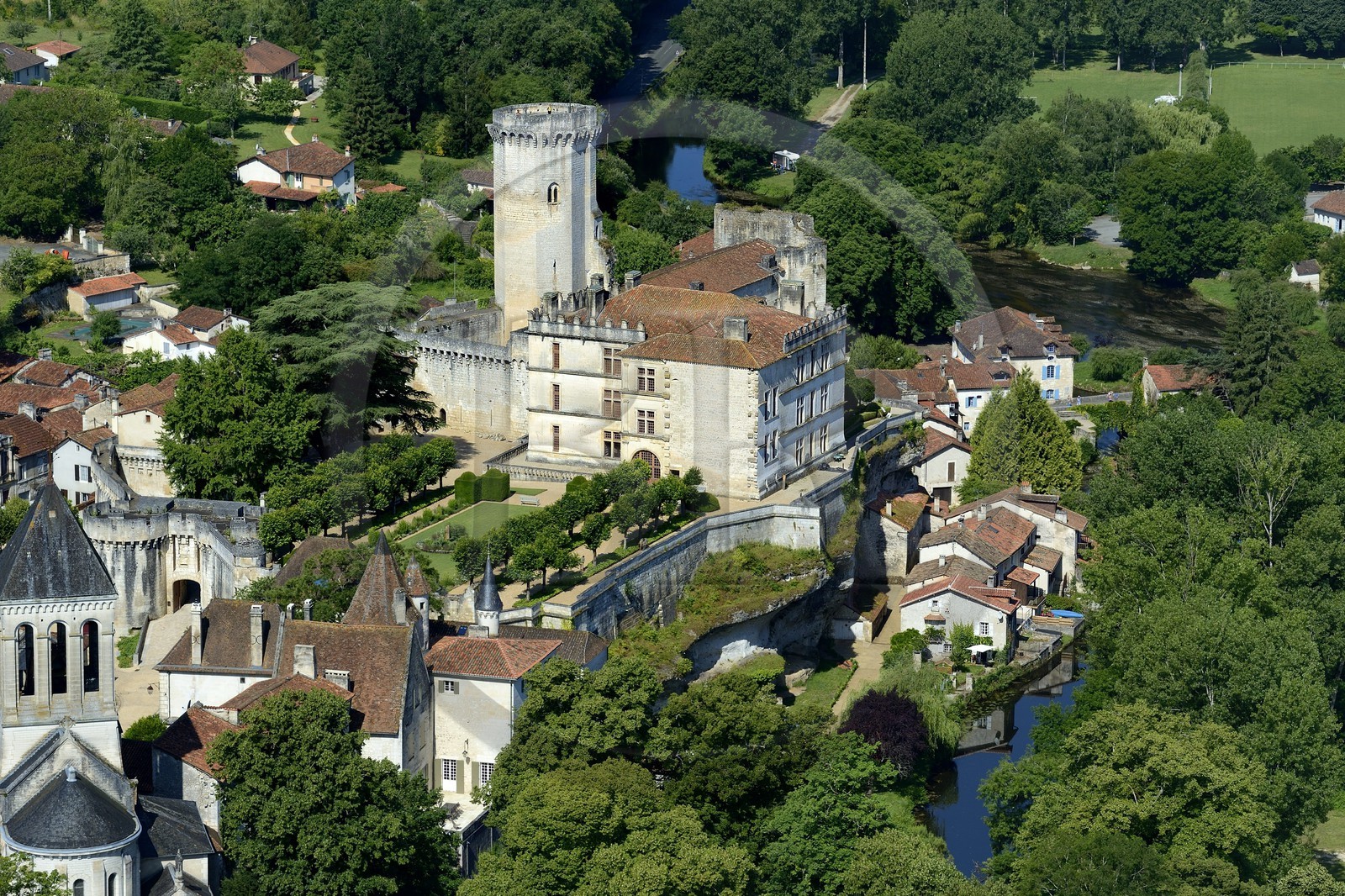 France, Dordogne (24), Périgord Vert, Bourdeilles, le chateau dominant le village et la Dronne (vue aérienne)