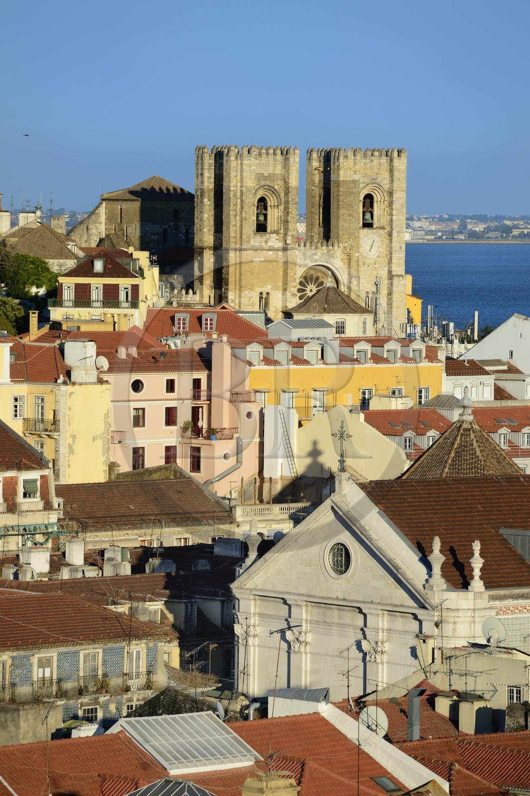 Portugal, Lisbonne, vue sur le quartier de la Baixa depuis le elevador (ascenseur) de Santa Justa et la cathédrale Sé Patriarcal dans le quartier de l'Alfama, en arrière plan le Tage