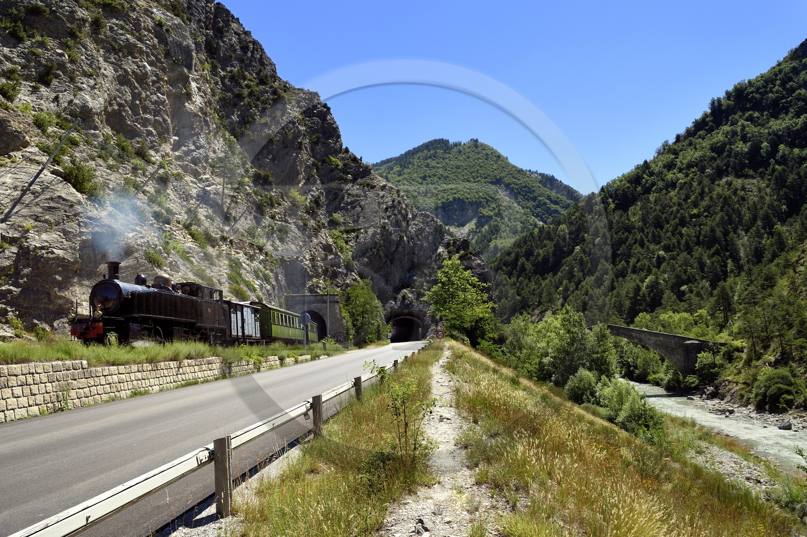 France, Alpes-de-Haute-Provence (04), Entrepierres, le Train des Pignes et le Pont de la Reine Jeanne en arrière plan