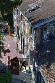 France, Rhône (69), Saint-Romain-au-Mont-d'Or, la Demeure du Chaos, l'œuvre d'art est basé sur la transformation sans fin de la maison du XVIIème siècle de l'artiste plasticien Thierry Ehrmann en une réplique de zone de guerre à l'image du monde présent